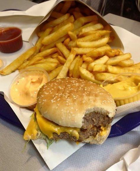 le hamburger-frites avec sauce