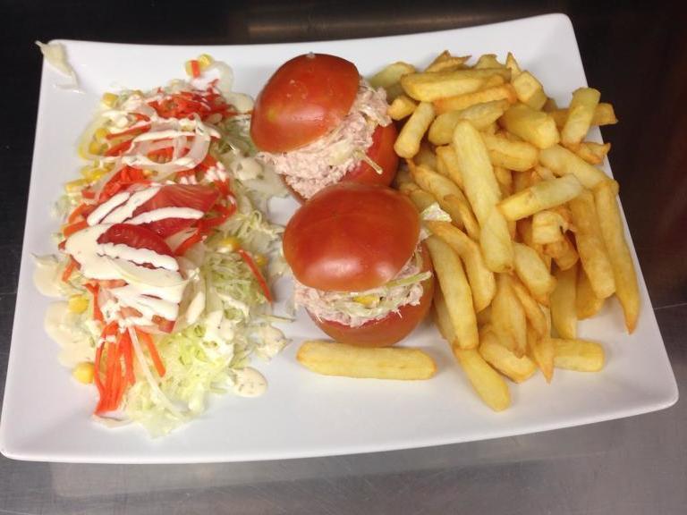 tomates au thon maison-frites-crudités.