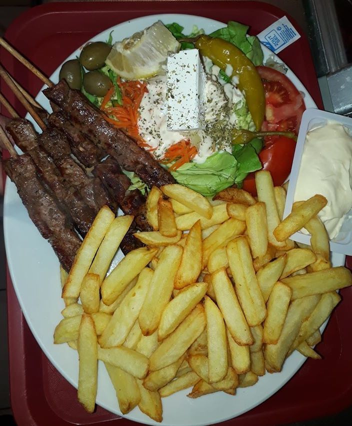 Petites brochettes d ' agneaux garnies