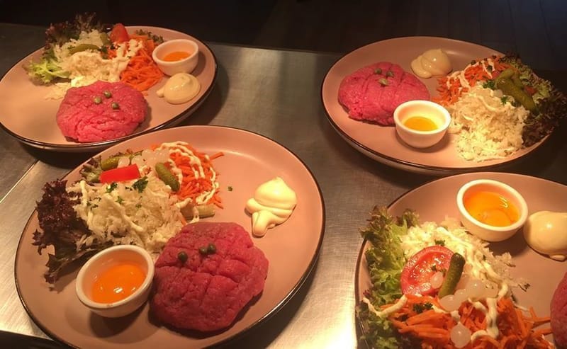 ASSIETTE D' AMERICAIN PREPARE ET CRUDITES