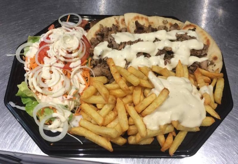 FRITES AVEC PLAT DE PITTA CRUDITES