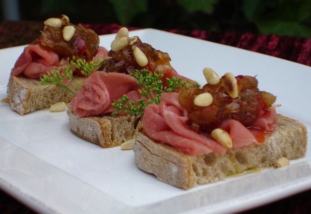 Carpaccio de Bœuf au Chutney de Poivrons sur Toasts