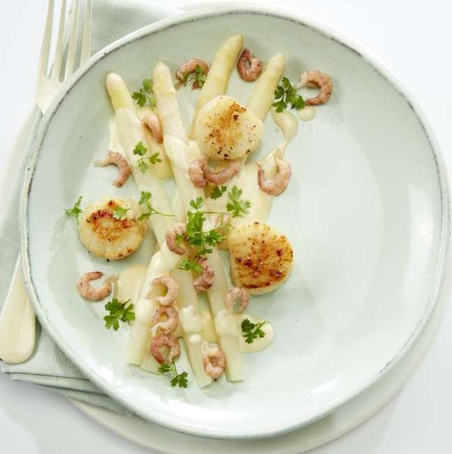 Saint-Jacques et asperges blanches à la sauce mousseline et aux crevettes grises