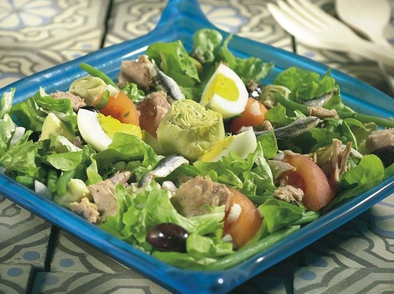 Salade niçoise royale aux anchois marinés