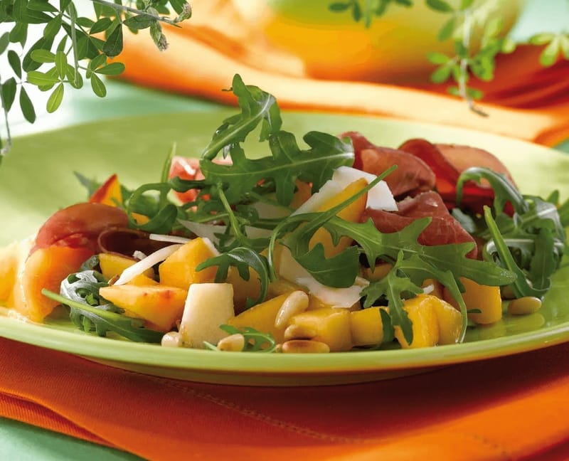 Salade de roquette aux pêches, bresaola et provolone