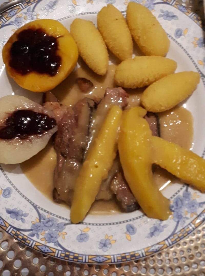 Servir avec quelques pommes pin ou croquettes...