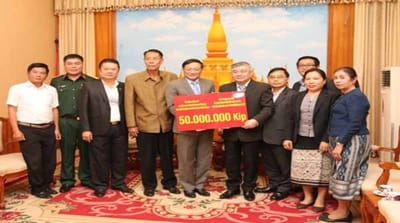 ເອກອັກຄະລັດຖະທູດຫວຽດນາມປະຈໍາລາວ ມອບ​ເງິນຊ່ວຍເຫຼືອໄພນໍ້າຖ້ວມ ​ໃຫ້​ ສ​ປ​ປ ລາວ.