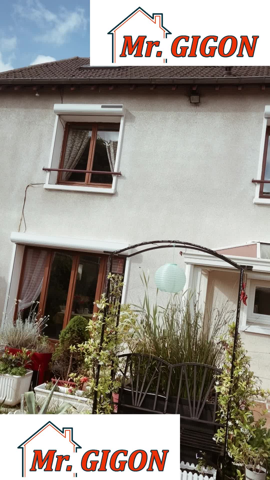 Réparation de fissures non structurelles puis mise en peinture de la façade, pose de cache moineau en PVC et remplacement de la gouttière