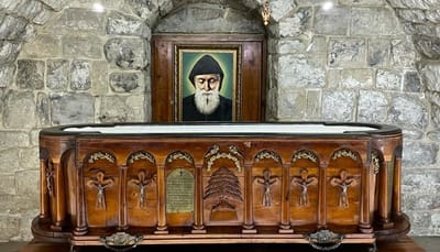 زاره القديس شربل الساعة ١١ ليلاً في المستشفى.. بارك المصل وتمّت الأعجوبة