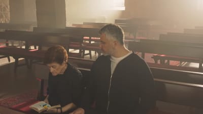 الفنّان فارس كرم يبني كنيسة روح القدس ويرنّم للسيّدة العذراء