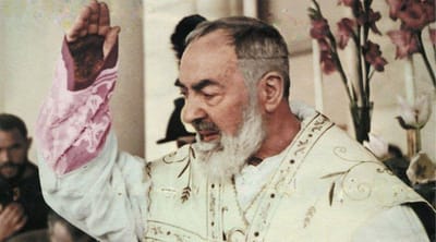 القديس بيو يبكي خلال الكلام الجوهري اثناء القداس(فيديو)