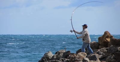 ذهب أخان ليصطادا فى البحر