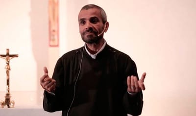 بالفيديو... قصة الأب مجدي علاوي