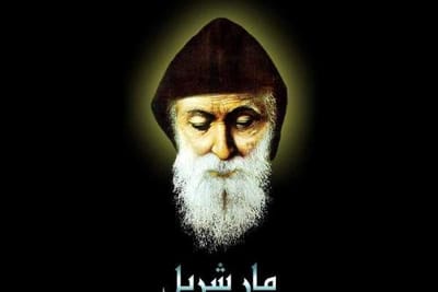 صلاة أمام ضريح القديس شربل