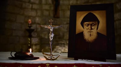 حدّد لها الطبيب سنتين من الحياة لكن "عند مار شربل ما في وقت.."أعجوبة مدهشة !