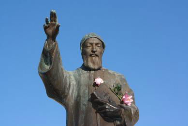 “شممنا رائحة البخور في المنزل مع ظهور صليب من الزيت على المرآة”…وتمّت الأعجوبة!