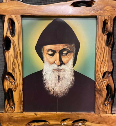 زاره القديس شربل الساعة ١١ ليلاً في المستشفى.. بارك المصل وتمّت الأعجوبة!