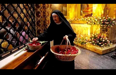 أعجوبة مستمرة حتى يومنا هذا : إنتشار رائحة الورد الذكيّة السماويّة من جثمان القديسة ريتا...!