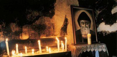 ظهرت ذخيرته في الرئة اليمنى بصورة الاشعة … هكـ ـذا زار مار شربل طابق مرضى السرطان !