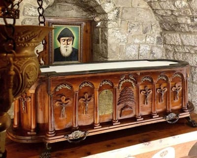 "طلب مني ان آخذ قطنة مغمسة بالزيت"...وتمّت الأعجوبة!