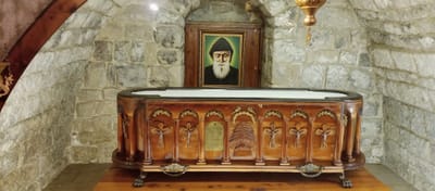 قال لها مار شربل : "ضعي هذه الذخيرة قرب قلبك ولا تخافي" - - إليكم تفاصيل الأعجوبة!