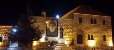 قال مار شربل لإبنتها الشيعية أنّ أمها لا تحتاج لإجراء عمليّة جراحيّة لأنه قام بسحب المرض منها فسألته من أنت؟ فأجابها "أنا مار شربل"