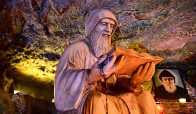 كيف ودع مار شربل المحبسة بهاليلة!