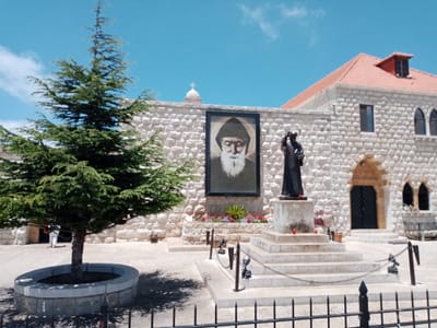 أعجوبة مدهشة جداً... "ظهرت علي امرأة واعطتني شمعة وكتابا صغيرا لمار شربل وقالت لي " مار شربل بدو ياكي " واختفت المرأة"