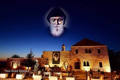 ركع بجانبه مار شربل ووضع يده على رقبته… شفاء شهدته زحلة وعنايا