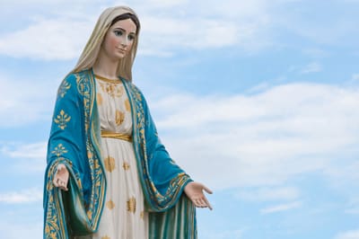 العذراء تظهر في قاع البحر وتنقذ شخصا من الغرق !