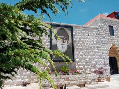 ظهر مار شربل على مارون وطلب منه أن يرمي المال ليسوع أمام ضريحه... وناوله القربانة - أعاجيب مدهشة للقدّيس شربل!