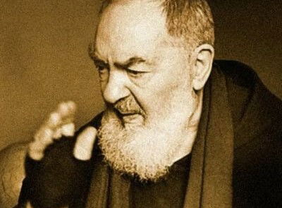 ١٢ رسالة سلّمها يسوع إلى القدّيس بيو كي ينذر البشريّة!