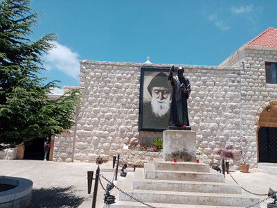 رأيت نوراً أبيضاً ساطعاً وعندما إقترب النور مني كان النور مار شربل حيث باركني وطمأنني"...أعجوبة أكثر من رائعة لطبيب السماء!