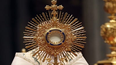 بالفيديو – اعجوبة جديدة : القربان يتحوّل إلى قلبٍ حيّ ينبض أمام عيون المؤمنين داخل الكنيسة