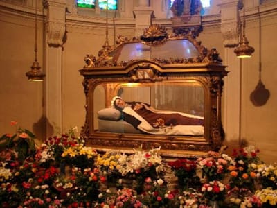 في عيدها… قديسة تُمطر ورودًا على الأرض!