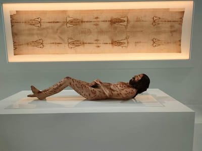 مدهش حقا : بعد مرور 15 عاما من الدراسة على الكفن المقدس في تورين ، تم تقديم نسخة واقعية!