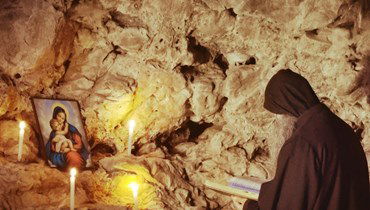 بالفيديو : شو حكاية هالعصا بهالدير؟ ومين ضرب الراهب فيها؟ وليش؟