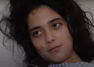 بالفيديو- فتاة سورية تروي معجزة نجاتها من تحت الأنقاض: "وهنا نزل المطر"