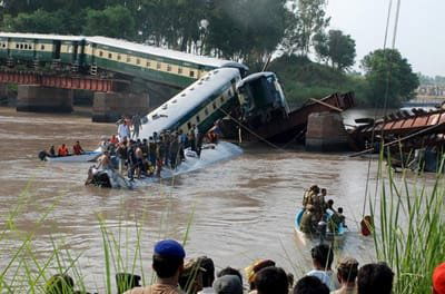 سقوط قطار في نهرٍ