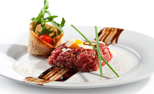 01. Doprawiony tatar wołowy, podany na toście.