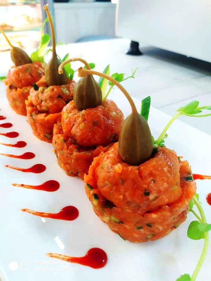 02. Doprawiony tatar z łososia norweskiego, podany na toście.