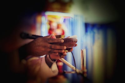 اذْهَبْ أَوَّلاً وصَالِحْ أَخَاك، وحينَئِذٍ عُدْ وقَدِّمْ قُرْبَانَكَ..