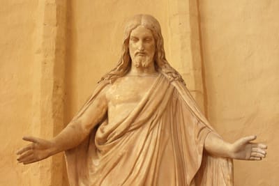 فَلَيْسَ لنَا هُنَا مَدِينَةٌ بَاقِيَة، بَلْ نَسْعَى إِلى الآتِيَة