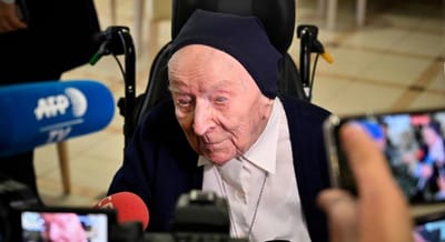 راهبة فرنسية عمرها 117 عاماً تنتصر على كورونا وتتطلّع للإحتفال بعيد ميلادها غداً الخميس