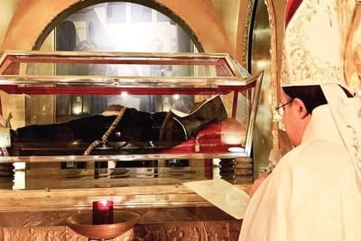 إنبعاث رائحة الورد العطريّة من جثمان قديسة الأمور المستحيلة