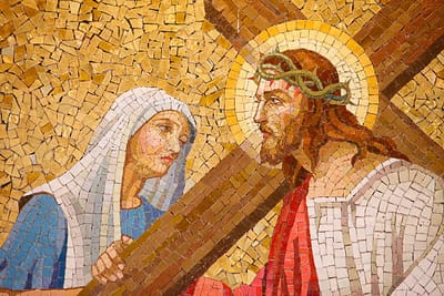 وكَمَا رَفَعَ مُوسَى الحَيَّةَ في البَرِّيَّة، كَذلِكَ يَجِبُ أَنْ يُرْفَعَ ٱبْنُ الإِنْسَان