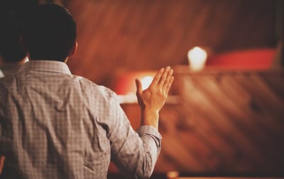 ها قد خلعت عني ردائي العتيق وطرحته عند قدميك...