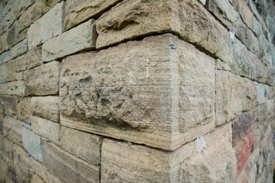 هذَا هُوَ ٱلحَجَرُ ٱلَّذِي ٱحْتَقَرْتُمُوه، أَيُّهَا ٱلبَنَّاؤُون، وٱلَّذِي صَارَ رَأْسَ ٱلزَّاوِيَة