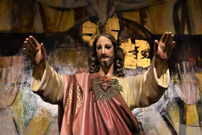 والرَّبُّ يَعْمَلُ مَعَهُم وَيُؤَيِّدُ الكَلِمَةَ بِمَا يَصْحَبُها مِنَ الآيَات