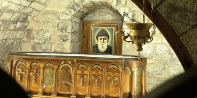 شفيت بشفاعة مار شربل لكنها نسيت تسجيل الأعجوبة في الدير …فزارها بالحلم !